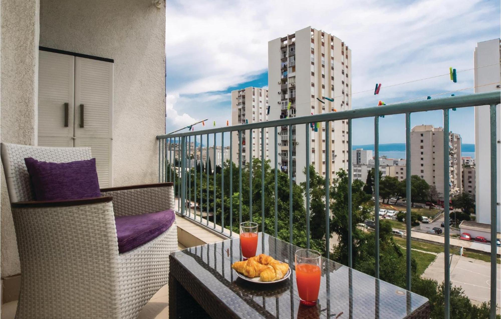 Cozy Apartment In Split With Kitchenette Exteriör bild